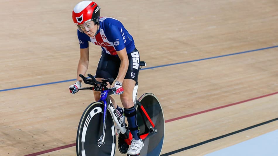 Curada de câncer raro, americana celebra realizações no ciclismo