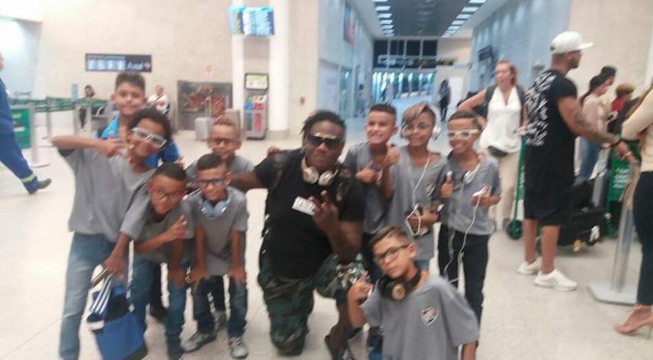 Garotada do Fluminense tieta funkeiro em aeroporto do Rio