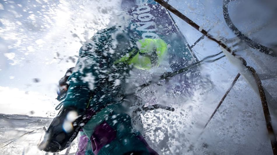 Martine Grael enfrenta adversários e o frio na regata até o Brasil