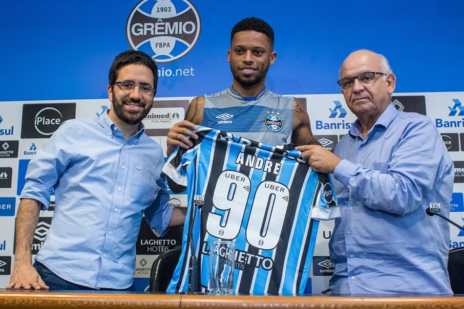 Em apresentação no Grêmio, André comenta oscilação na carreira