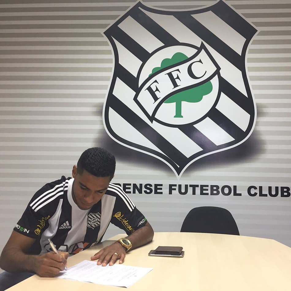 Destaque do Tubarão, Daniel Costa assina pré-contrato com Figueirense