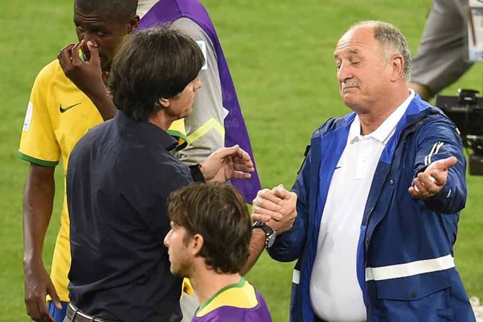 Luiz Felipe Scolari e Parreira, na época coordenador, não conseguem até hoje explicar o que houve em campo. Se serve para minimizar o fato: Neymar, lesionado, não esteve em campo