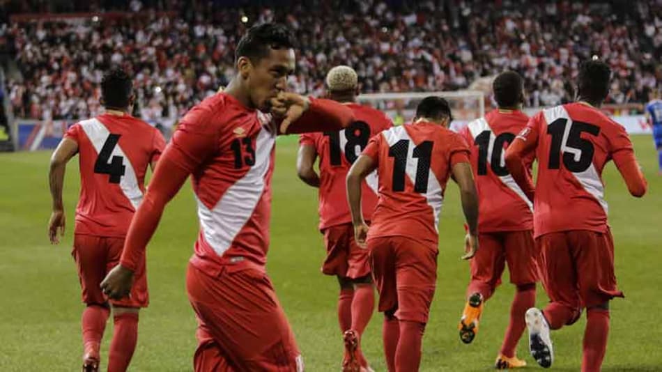 Peru se despede da torcida em amistoso contra a Escócia