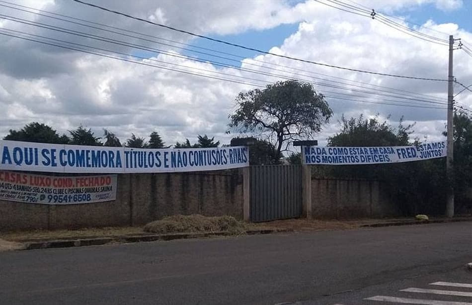 Com faixas, torcedores do Cruzeiro apoiam Fred: 'Estamos juntos!'
