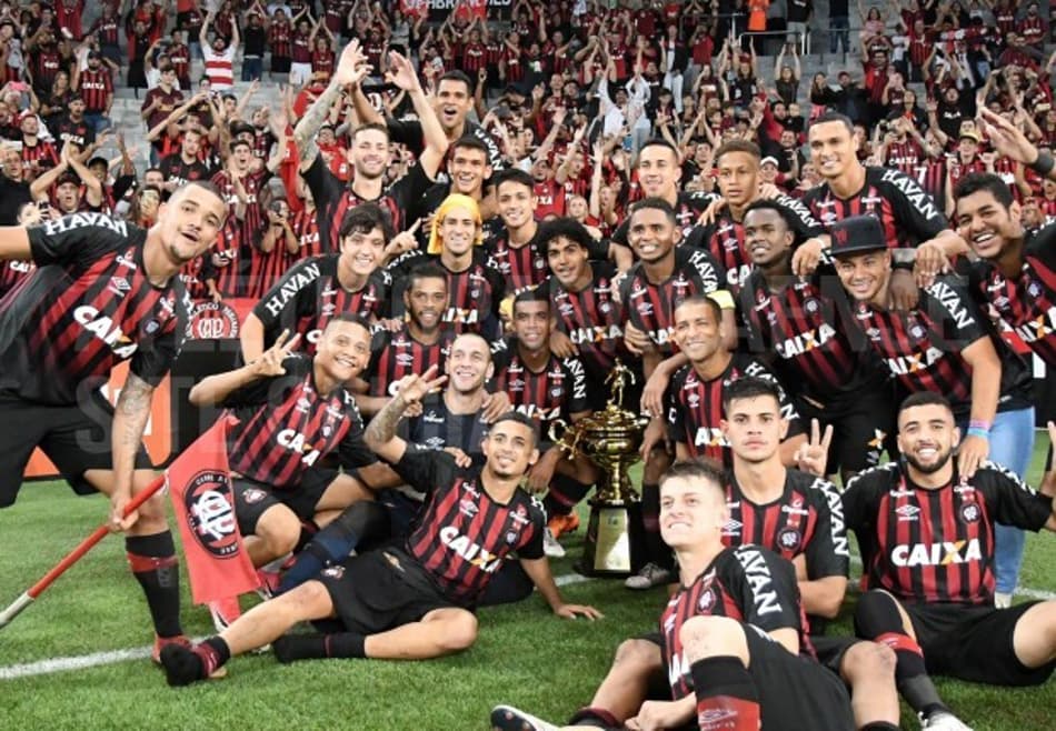 Jogadores do Atlético-PR não contém a emoção com a vaga na final