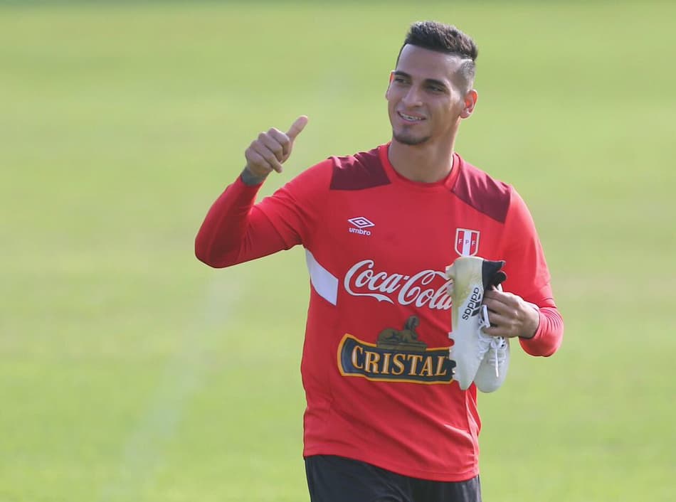 Dono da lateral da seleção, Trauco pode reconquistar espaço no Fla