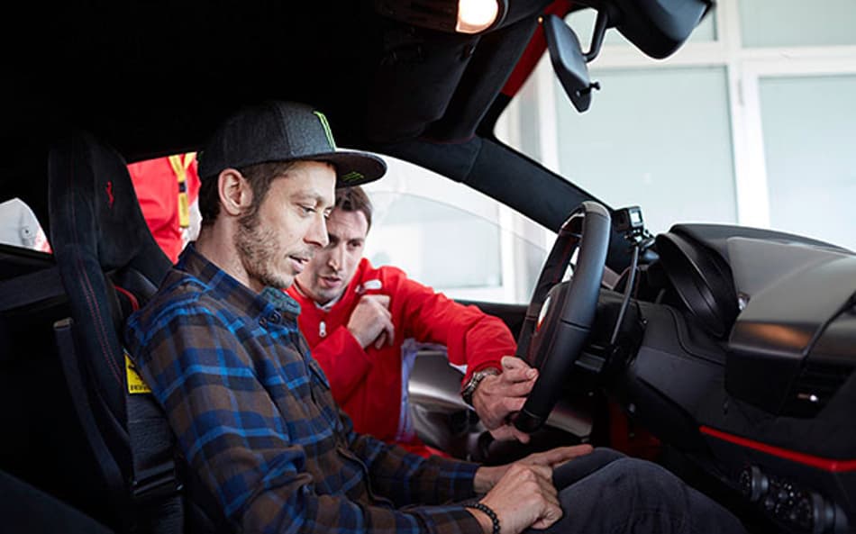 Valentino Rossi testa nova versão da Ferrari 488 em Fiorano