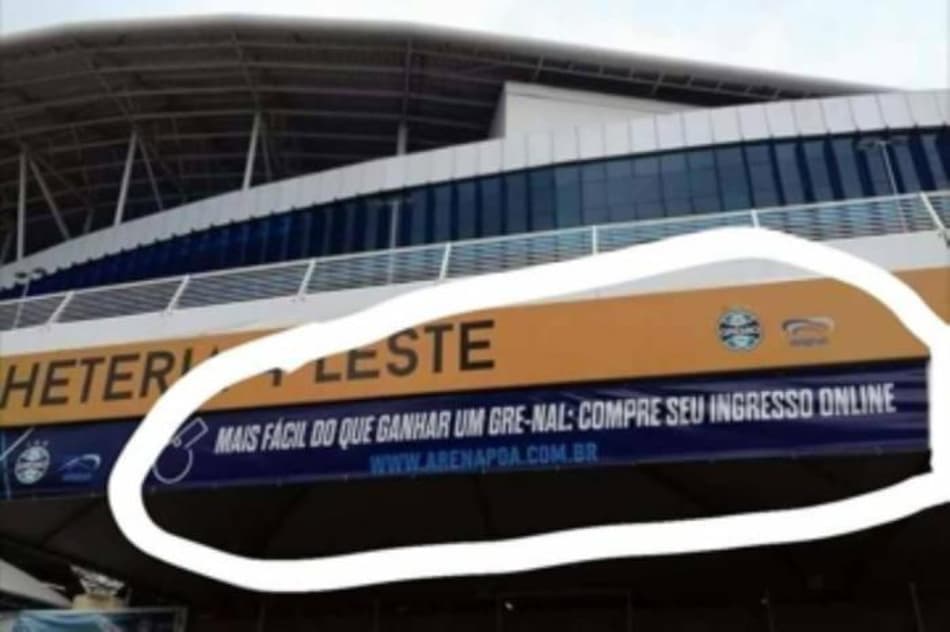 Faixa colocada na bilheteria da Arena Grêmio provoca arquirrival