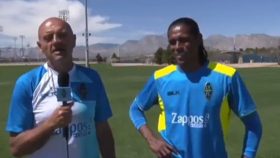 Técnico pede que torcida não xingue o goleiro adversário por motivo inusitado; Confira