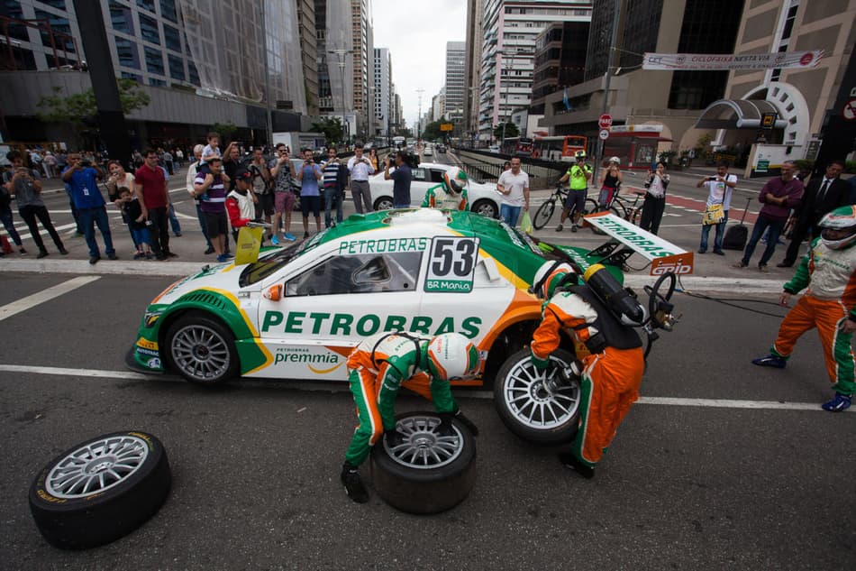 Stock Car promove a ação "Mecânico por um Dia" durante carreata em Curitiba