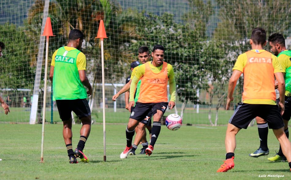 Betinho, João Paulo e Maikon Leite voltam a treinar com elenco