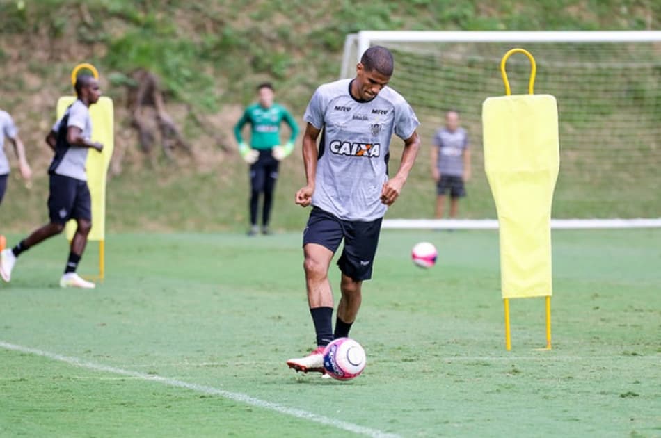 Leonardo Silva e Cazares voltam a treinar com bola após contusões