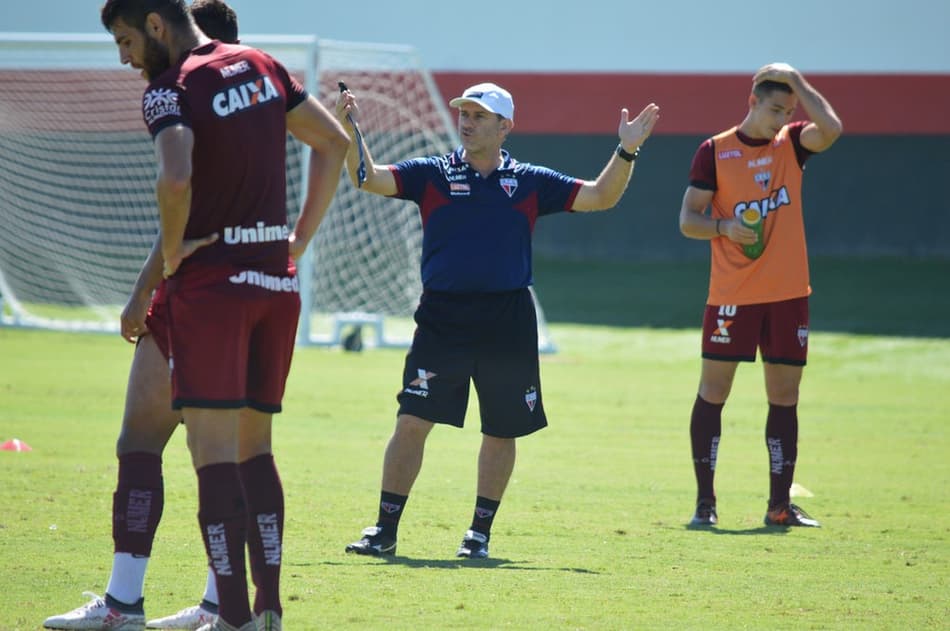 Com duas novidades, técnico do Atlético-GO prepara time contra o Fla