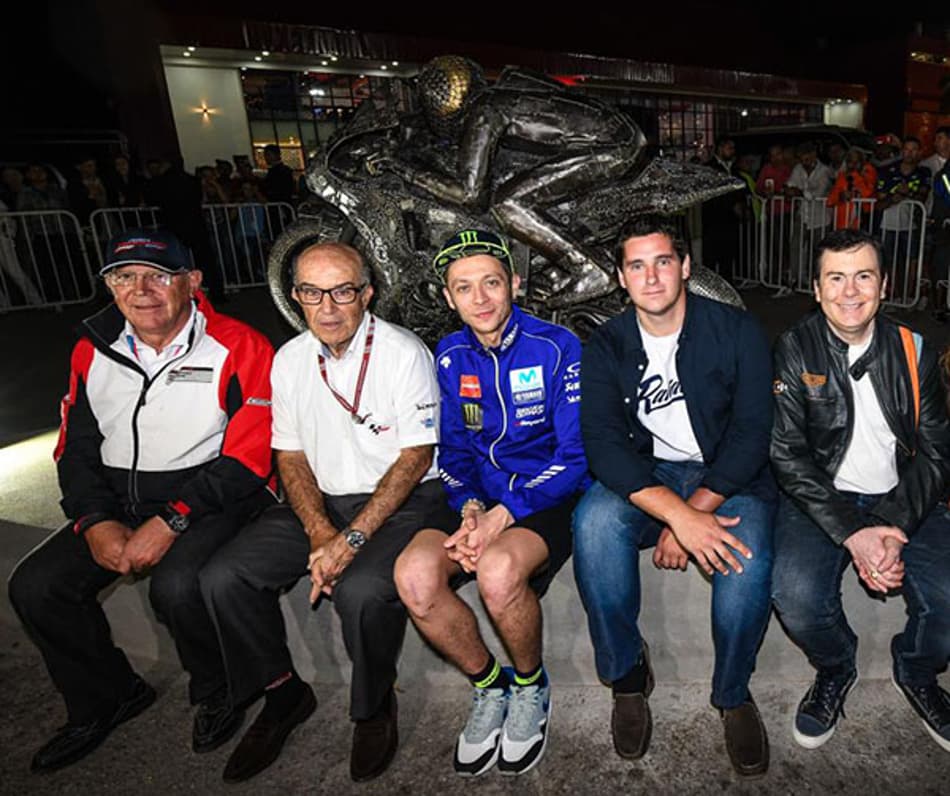 Valentino Rossi homenageado com escultura na Argentina