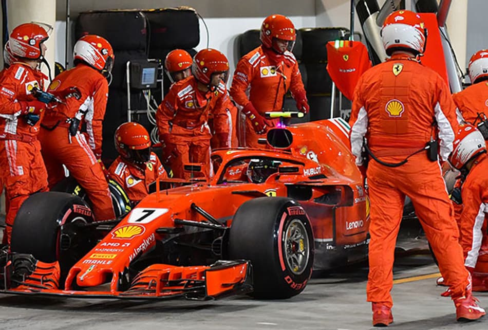 Mecânico da Ferrari quebra perna durante pit-stop de Kimi Raikkonen