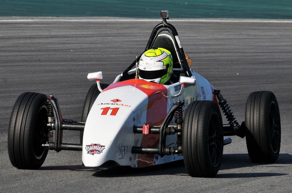 Estreia da FVee Júnior tem dobradinha e piloto mineiro vence com carro inspirado em Senna