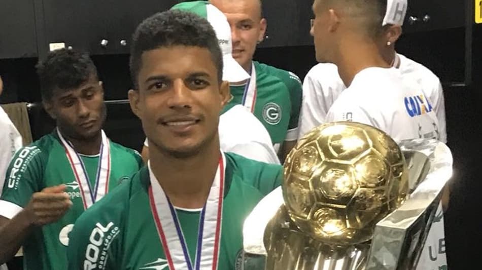 Lateral do Goiás comemora conquista estadual e já foca na Copa do Brasil