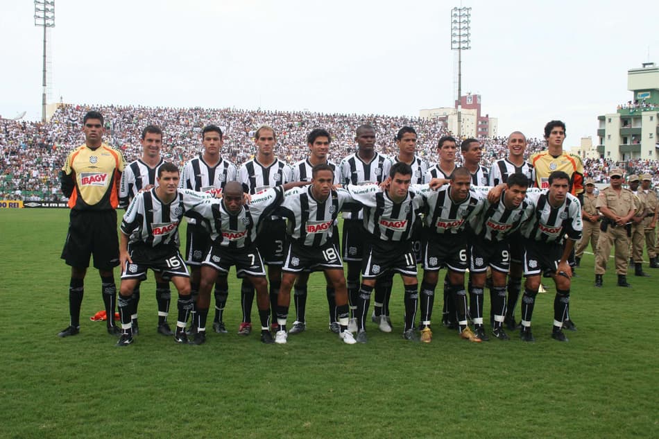 Presidente do Figueirense descarta vinda de André Santos