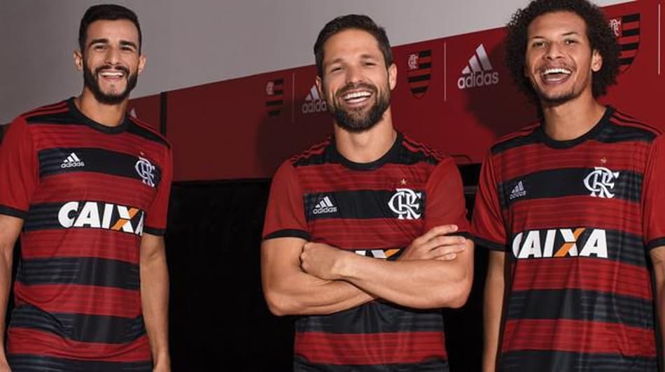 Com alterações no escudo e efeitos nas listras, Flamengo divulga nova camisa 1