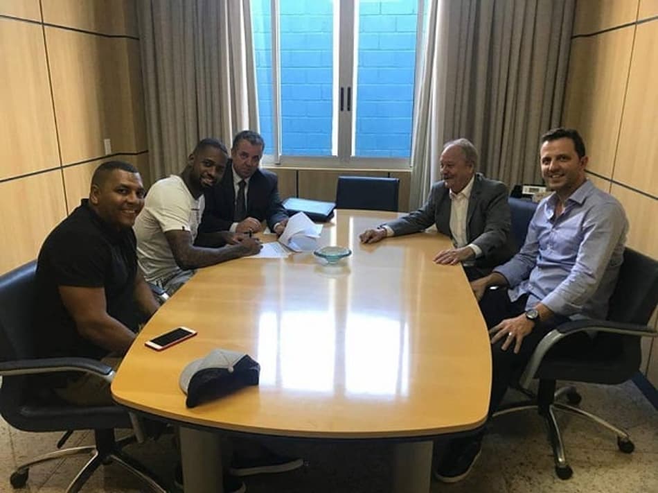 Dedé e Cruzeiro chegam a acordo e clube renova contrato com zagueiro