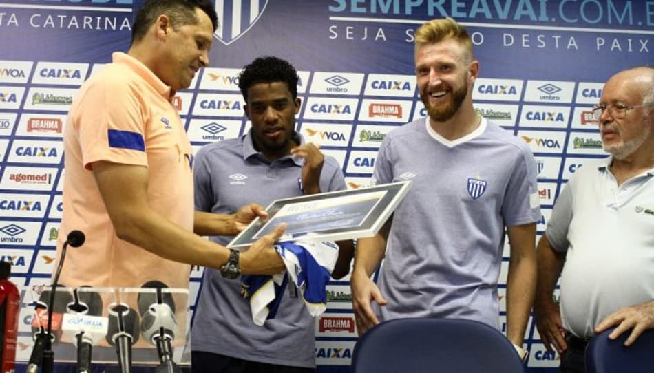Técnico Claudinei Oliveira completa 100 jogos no comando do Avaí