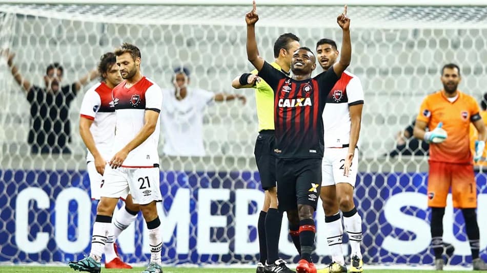 Atlético-PR ‘passeia’ contra o Newell’s e abre boa vantagem na Sul-Americana