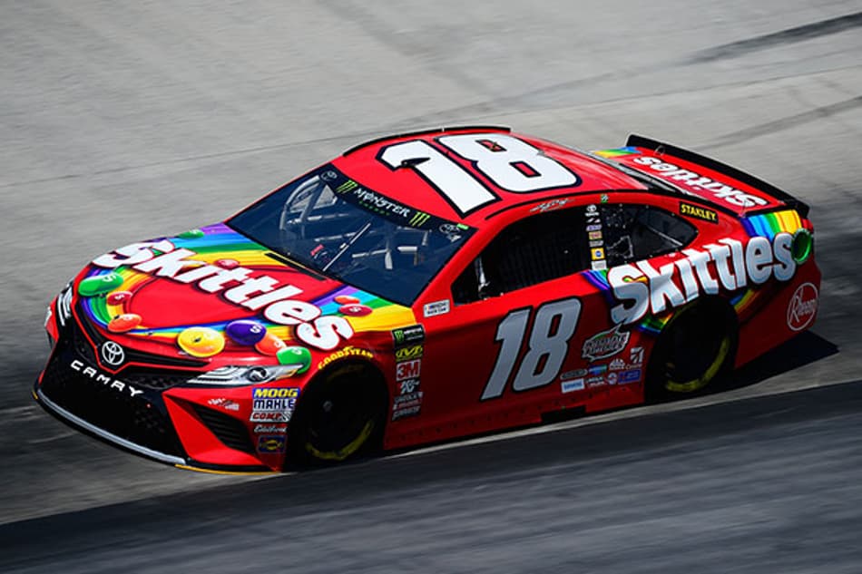Kyle Busch supera irmão mais velho Kurt Busch e ganha pole em Bristol