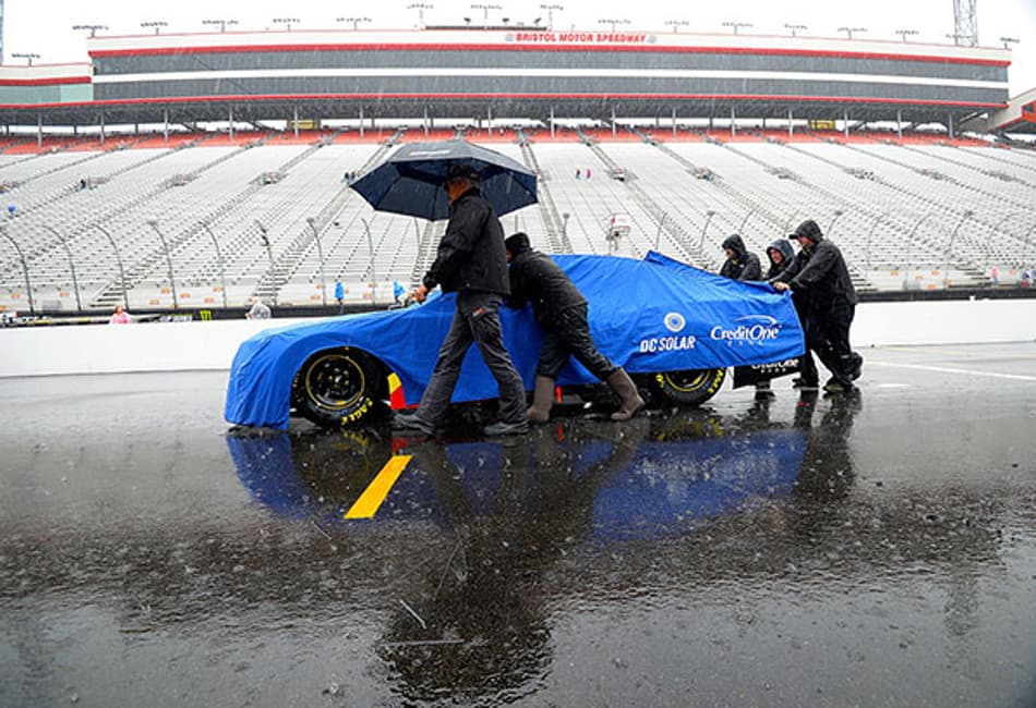 NASCAR: Etapa de Bristol é interrompida e será concluída nesta segunda-feira