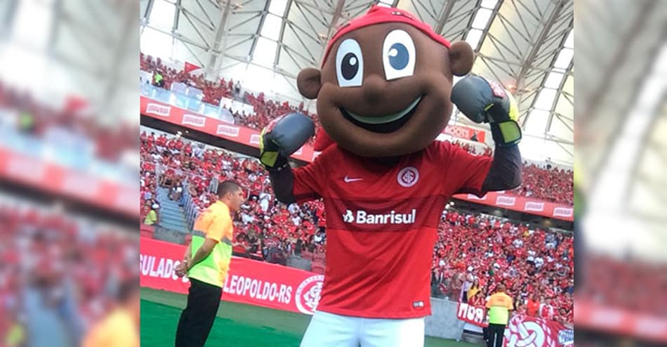 Após apanhar na quarta, mascote do Inter aparece com luvas de boxe