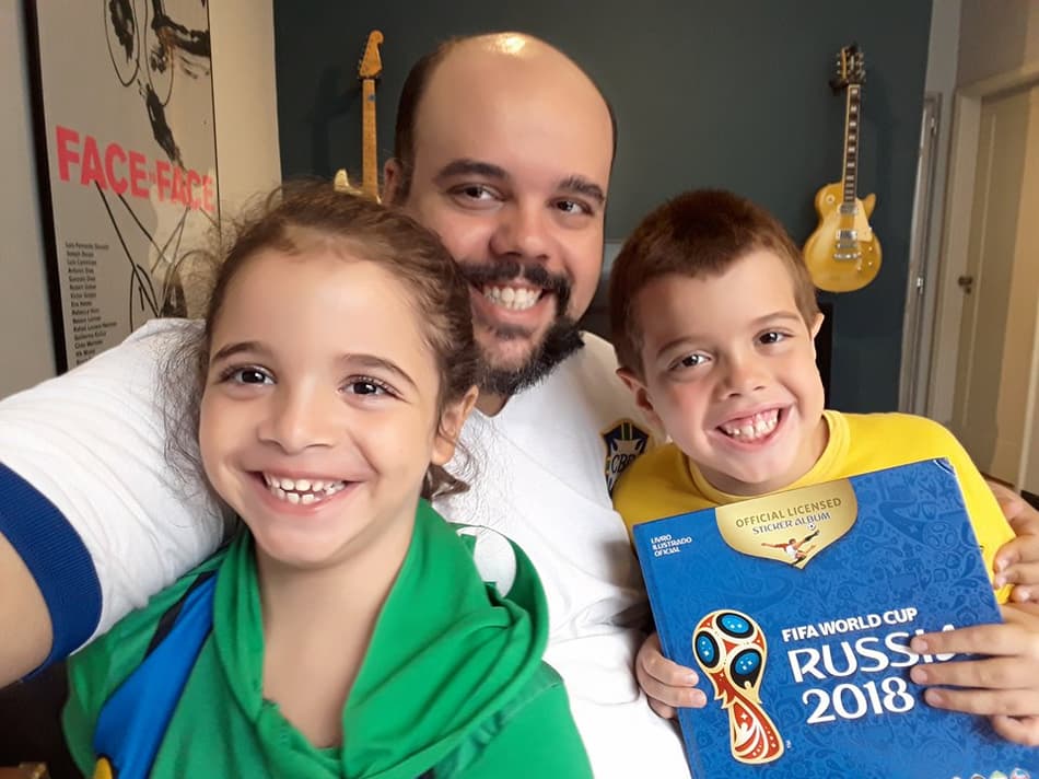 Alegria para crianças autistas, alívio para jornaleiros e manutenção das tradições: Um mês do álbum da Copa