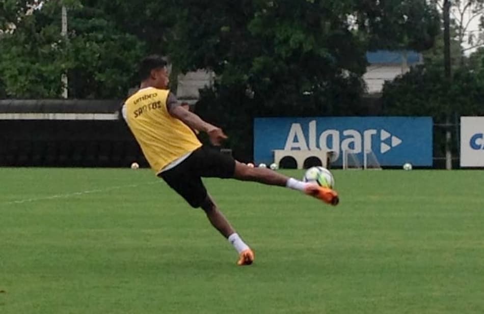 Reservas do Santos treinam e atacante Bruno Henrique se destaca