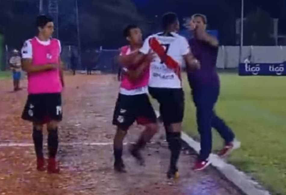 Após substituição, jogador parte pra cima do treinador na Bolívia