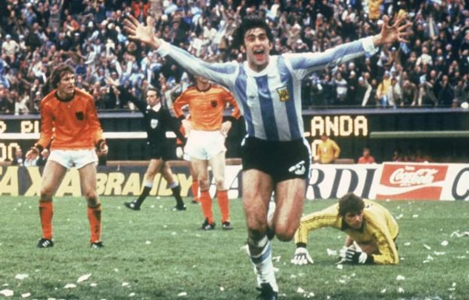 GALERIA: Veja as Copas disputadas por Mario Kempes e o clube que ele defendia no período de cada Mundial
