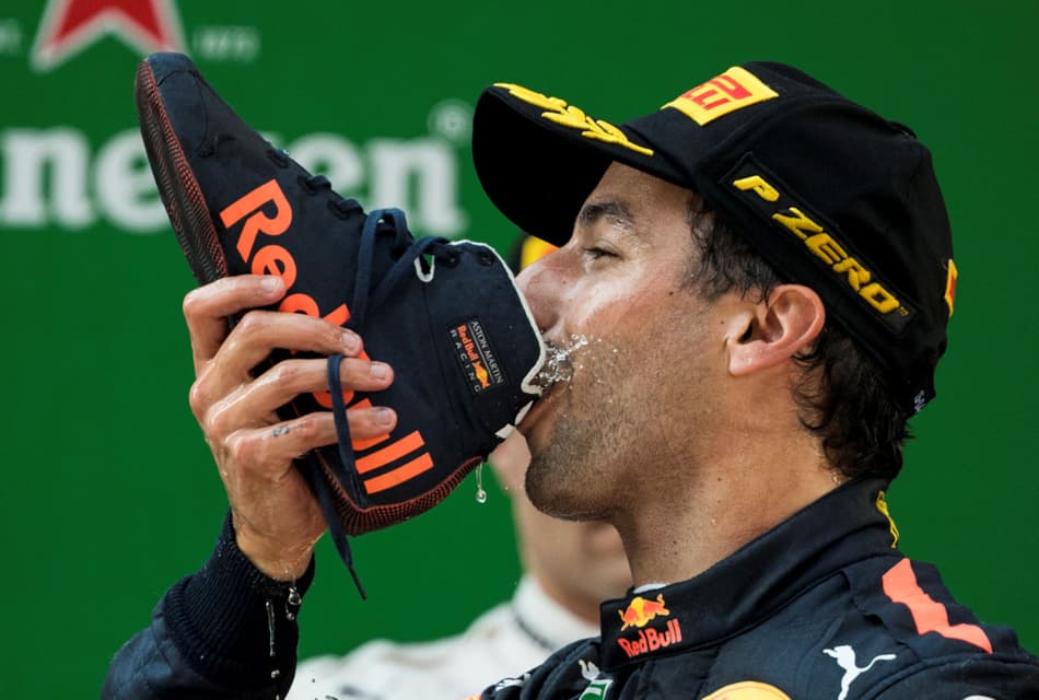 F1 registra direitos do “Shoey”, famosa celebração do pódio de Daniel Ricciardo