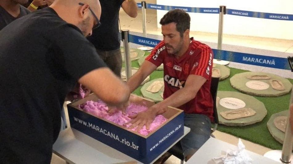 Julio Cesar é eternizado na calçada da fama do Maracanã