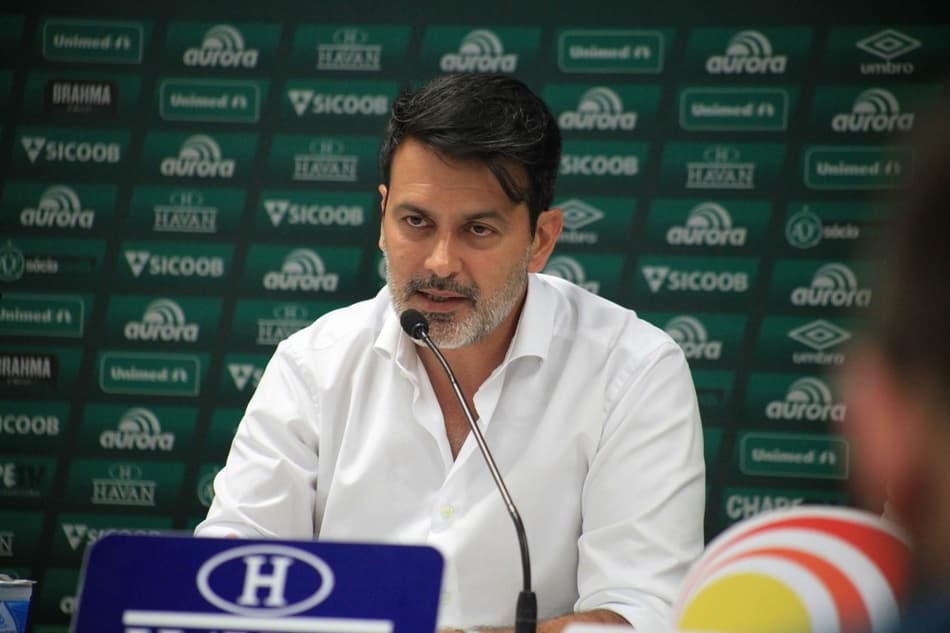 Chape tenta espantar má fase e diretor executivo nega crise no clube