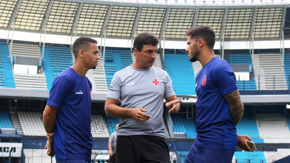 Vasco faz treino e reconhecimento de gramado para partida contra Racing
