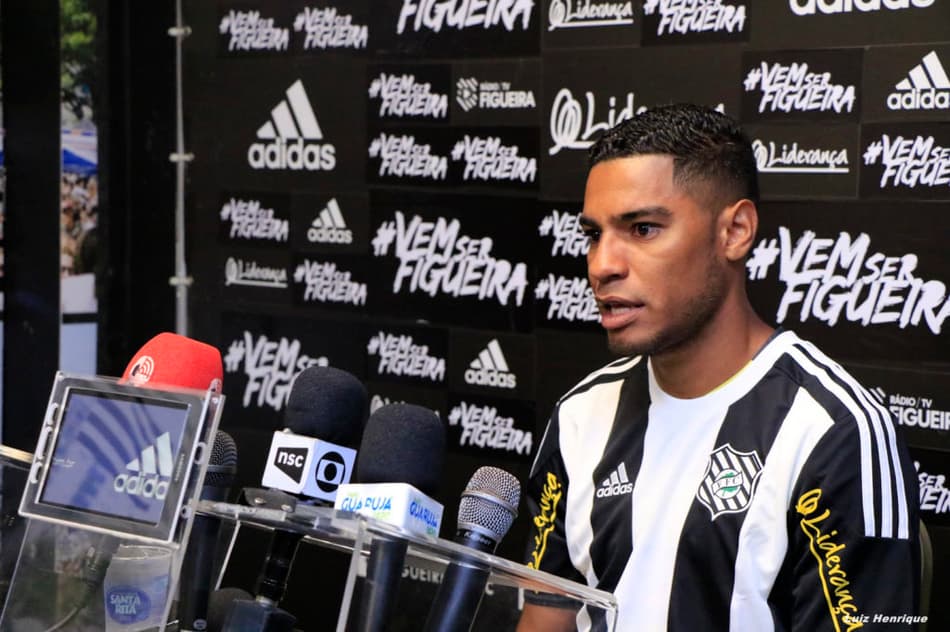 Figueirense treina e meia Daniel Costa é apresentado
