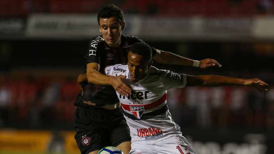 Eliminação mostra São Paulo ainda inseguro jogando com três zagueiros