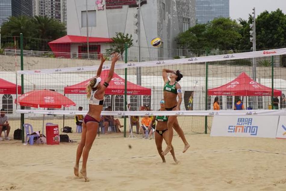 Carol Solberg ataca contra bloqueio adversário em partida na China