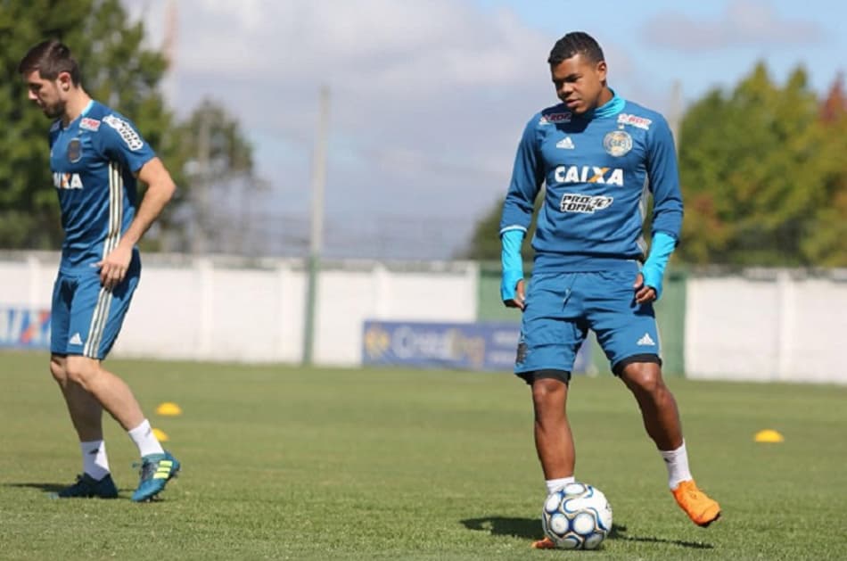 Meia comemora vitória do Coritiba na Série B e exalta chance na equipe