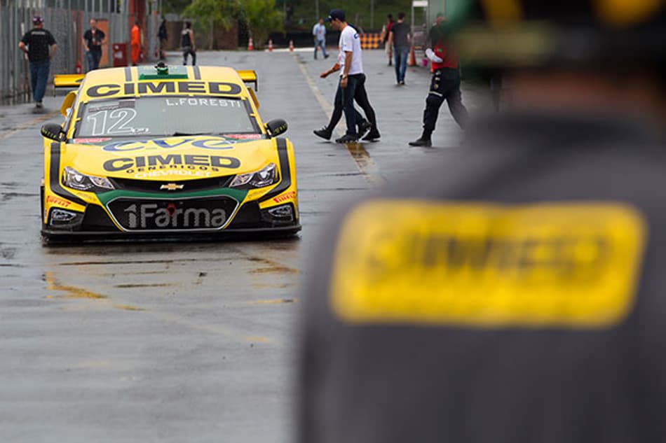 Stock Car: Lucas Foresti enfrenta tempestade no Velopark para garantir 3ª posição no grid