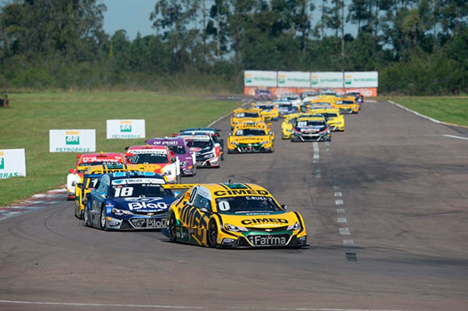Stock Car: Cacá Bueno segura Ricardo Zonta e vence a primeira corrida no Velopark