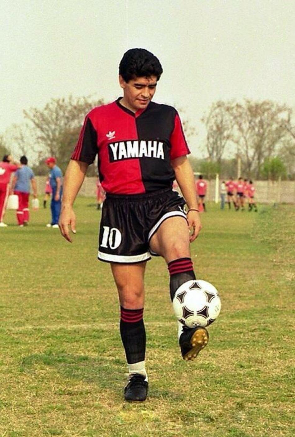 VÍDEO: Relembre a estreia (com golaço) de Maradona pelo Newell’s