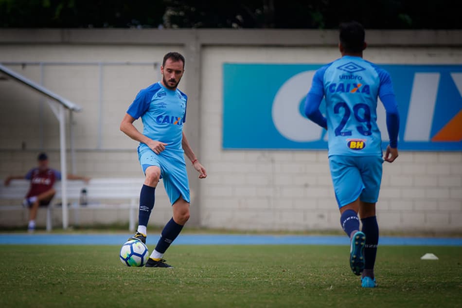 Diretoria da Raposa cobra resultados de Mano Menezes e jogadores