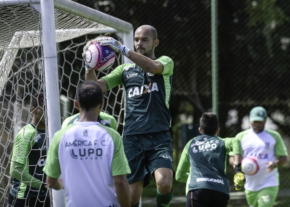 Goleiro e zagueiro desfalcam América-MG por causa de lesão