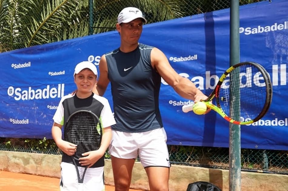 Em Barcelona, Nadal joga com fã mirim que é deficiente físico
