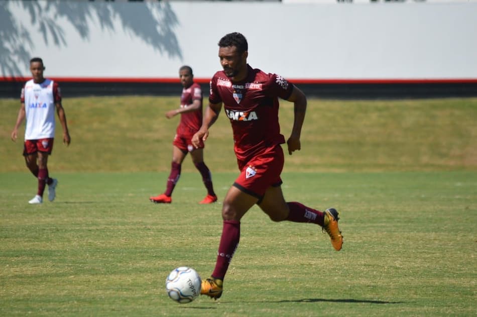 Volante se destaca em partida e pode permanecer na equipe titular