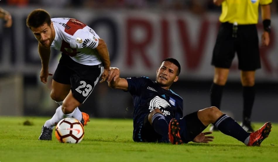 River Plate bate Emelec e assume a liderança do grupo 4