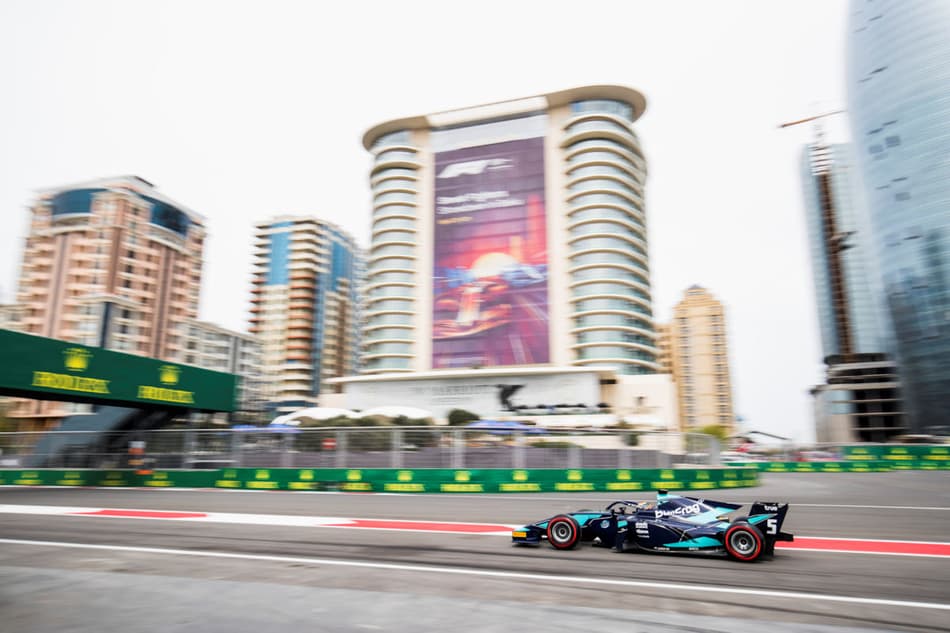 Albon conquista a pole em Baku; Sette Câmara larga na 6ª posição